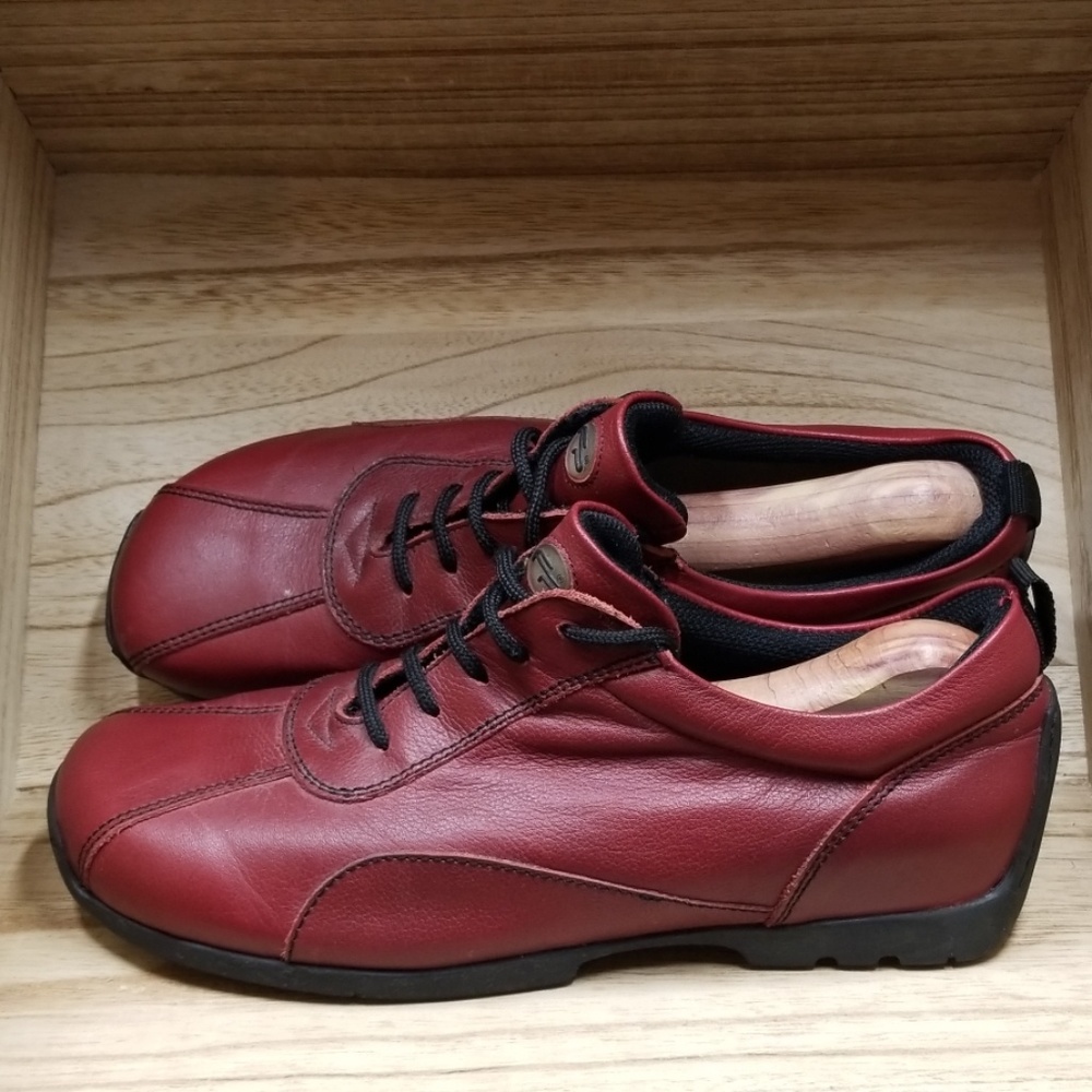 Footprints leather shoes